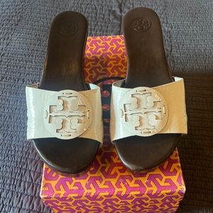 TORY BURCH WHITE PATENT PATTI WEDGE SIZE 9.5